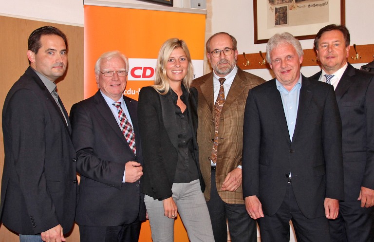 Unser Foto zeigt die sechs Bewerber um die Bundestags-Kandidatur (v.l.n.r.): Oliver Lax, Peter Wessel, Dr. Anne Gudermann, Hans-Jrgen Thies, Ulrich Hken und Hans-Jrgen Weigt.