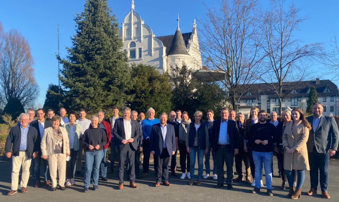 Mit wichtigen Zukunftsthemen beschäftigten sich die Mitglieder des CDU-Kreisvorstands auf ihrer Klausurtagung im Feldschlösschen in Geseke. Mit wichtigen Zukunftsthemen beschäftigten sich die Mitglieder des CDU-Kreisvorstands auf ihrer Klausurtagung im Feldschlösschen in Geseke.