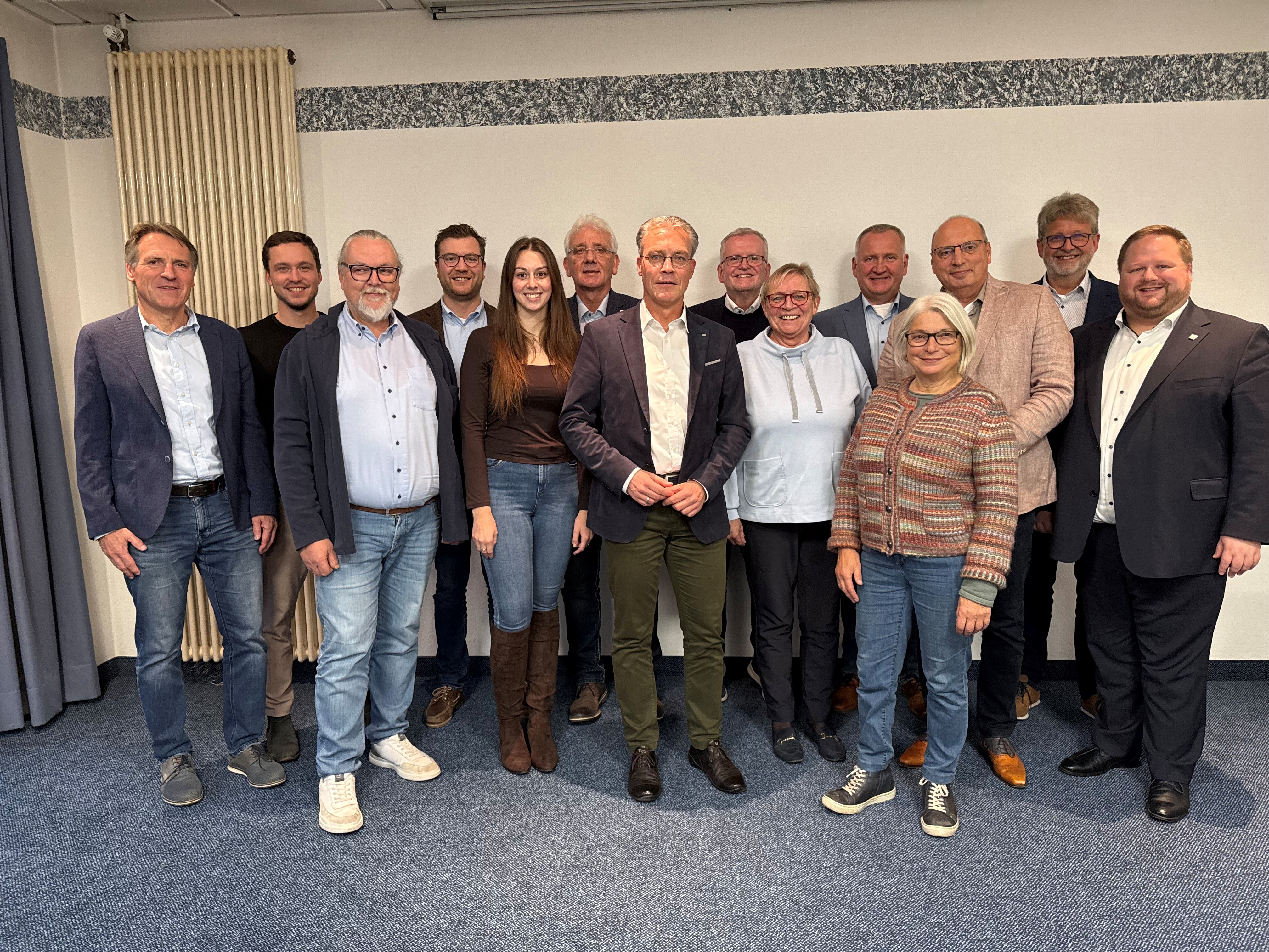 Unser Foto zeigt v.l.n.r.: R. Meiberg, M. Ruthemeyer, J. Schfermeier, M. Wulf, V. Eifler, J. Hanebrink, O. Reen, P. Hrster, K. Adamczewski, M. Luig, A. Cosmann, G. Niermann, H-J. Nrenberg und H. Frieling.